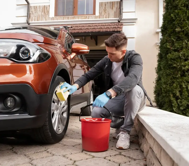 Lavage auto à domicile Bruyères-le-Châtel : professionnel intervenant sur un véhicule